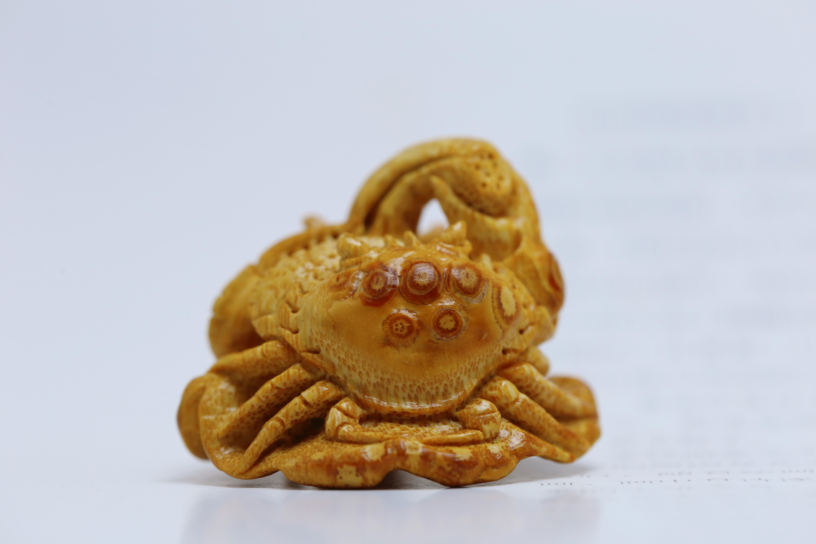 竹根雕“荷趣”小挂件。螃蟹荷叶