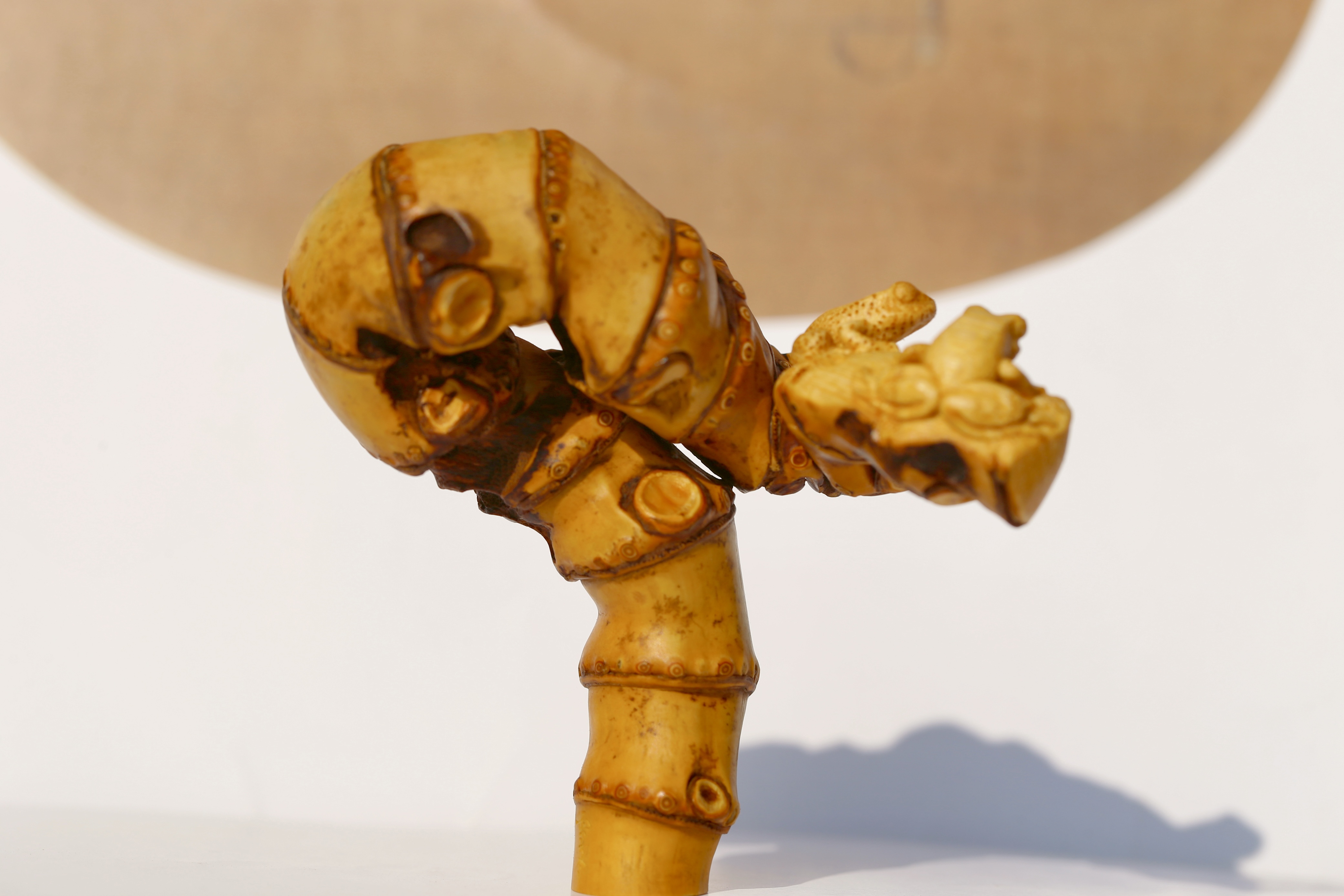 竹鞭随形巧雕小青蛙