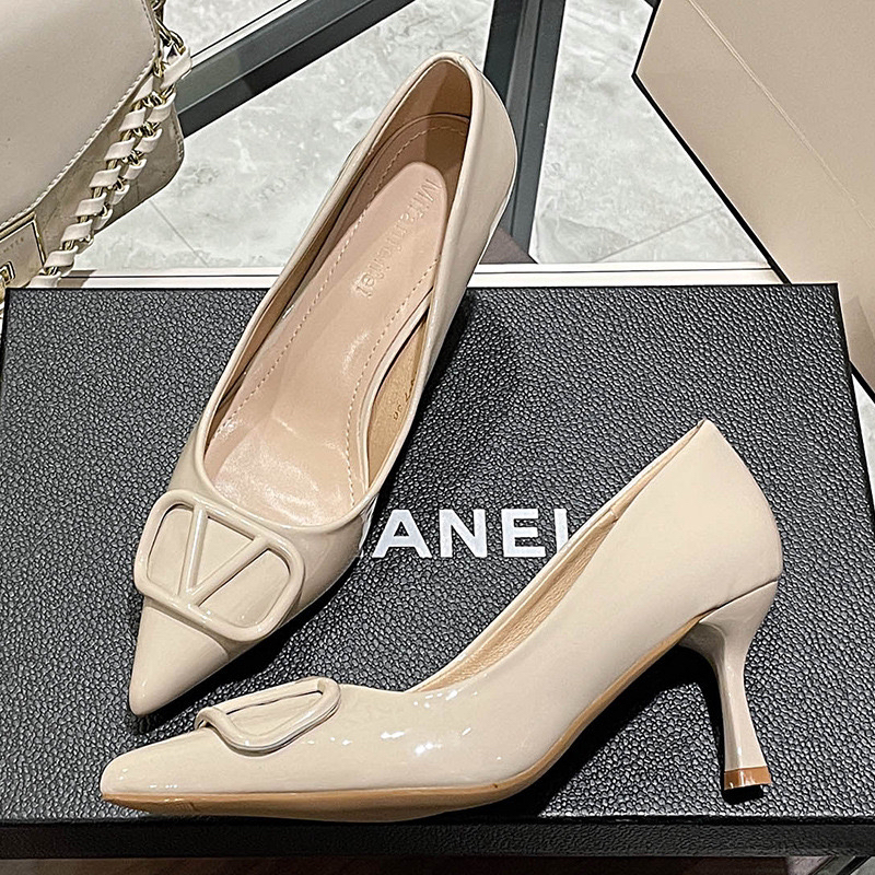 裸色高跟鞋女2025新款V家扣尖头细跟法式漆皮浅口气质单鞋9876-11