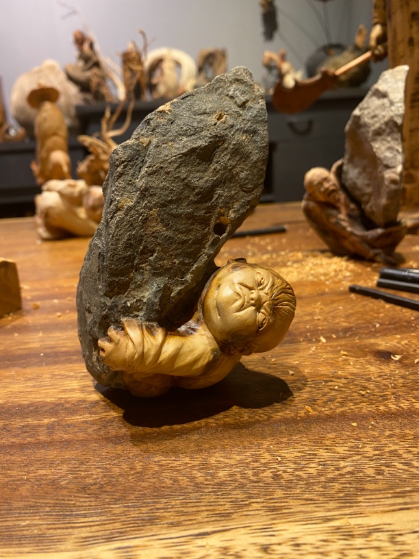 崖柏天然抱石小摆件