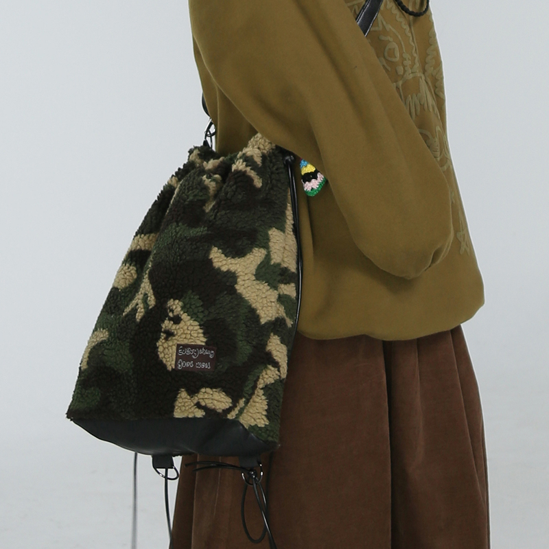 嬉游记原创2024冬新款高级感环保毛水桶包女极简风通勤单肩斜挎包