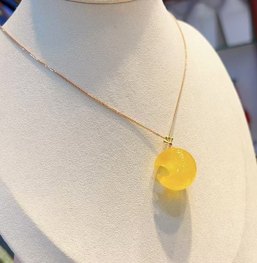 天然琥珀蜜蜡胖月亮18k金镶嵌原矿无优化轻奢精致坠链