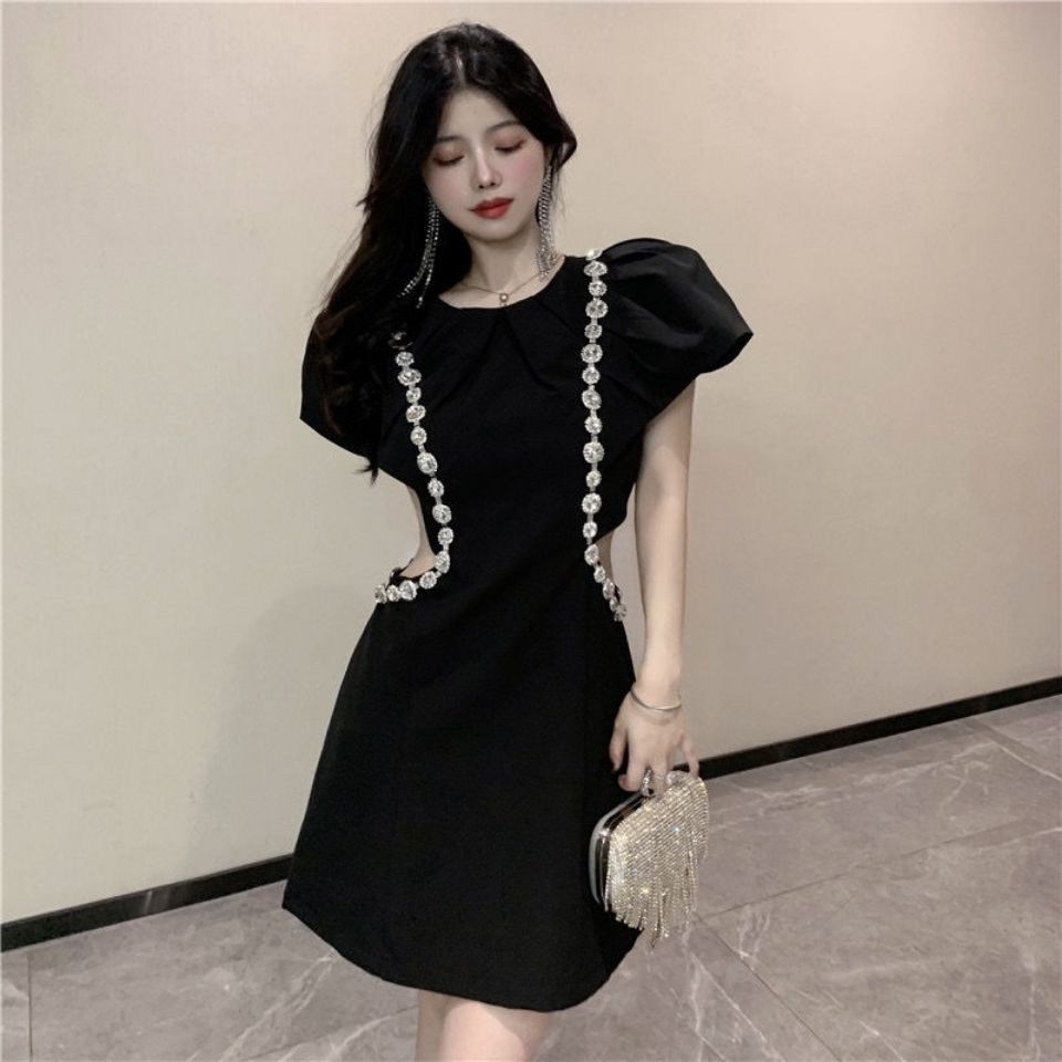 连衣裙女装显瘦气质时尚夏季潮流收腰洋气针织v领小黑裙甜美裙子