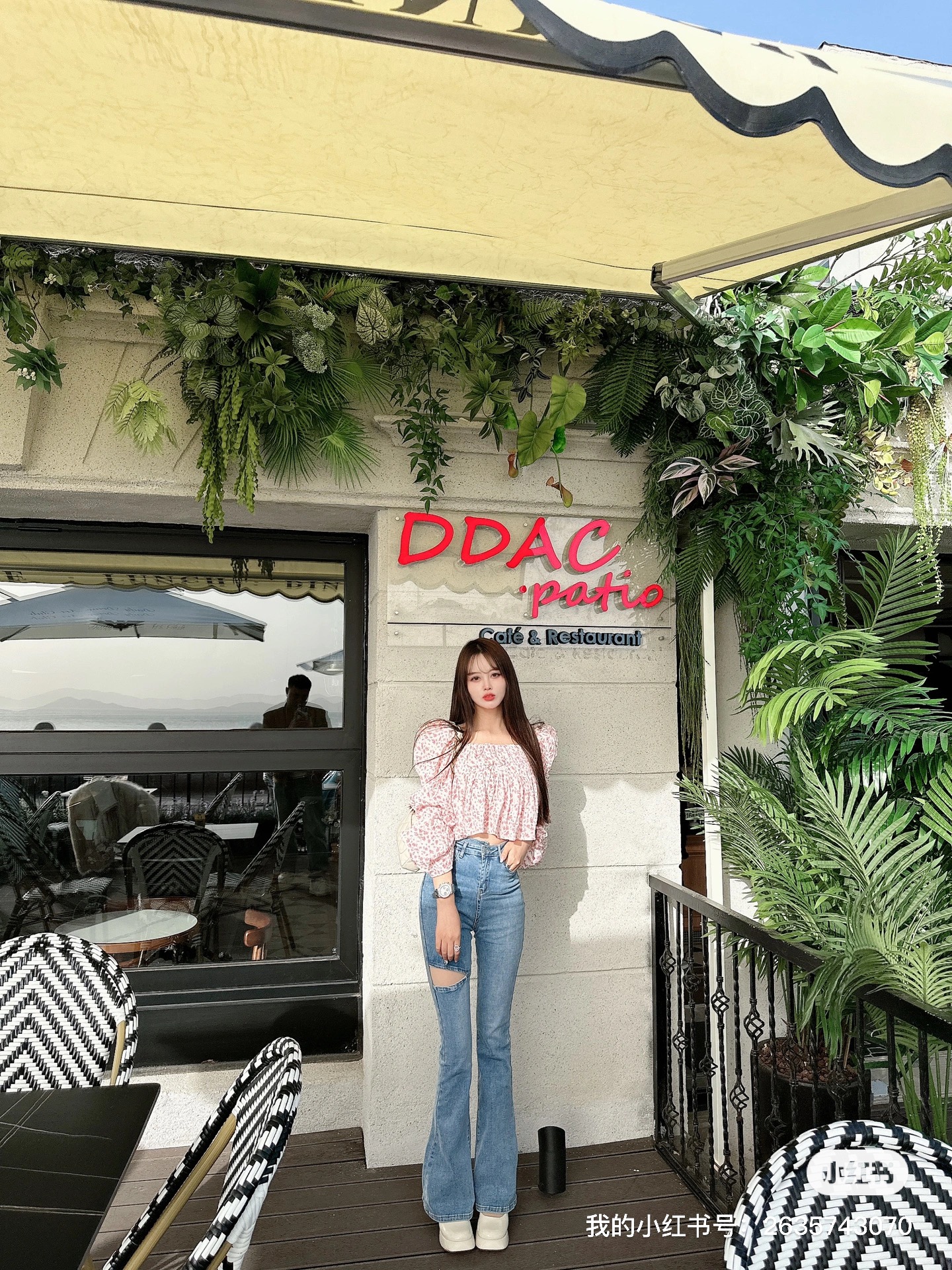 高腰破洞微喇牛仔裤