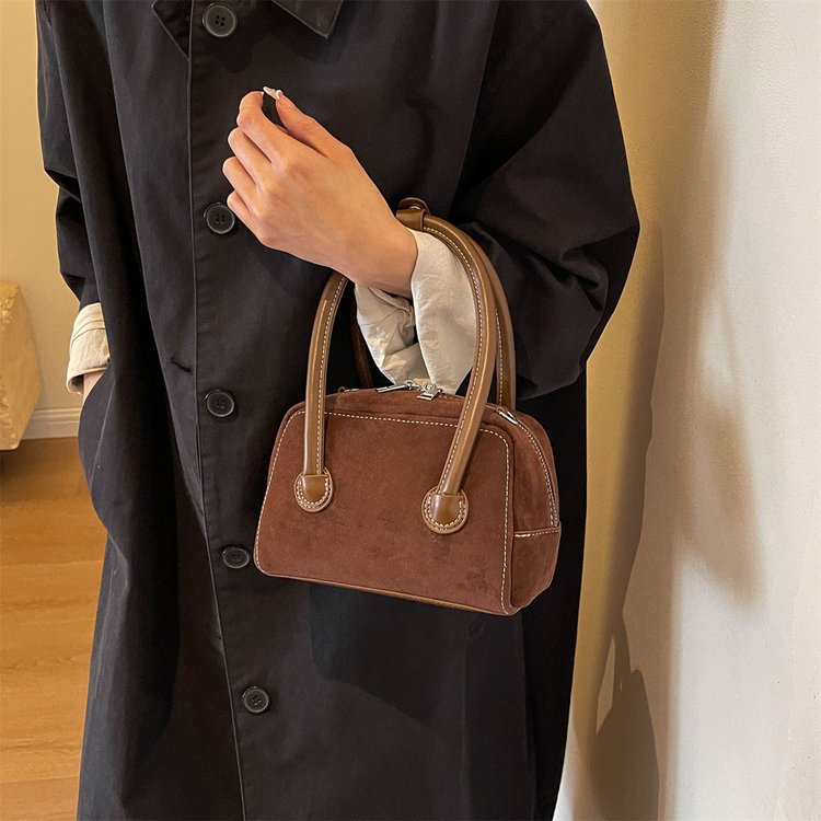 冬季秋冬款百搭高级感小众斜挎包包女士2023新款棕色磨砂包手提包