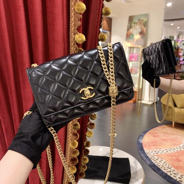 99新 Chanel/香奈儿 23b金柱woc黑金羊皮芯片款单肩包/59726627