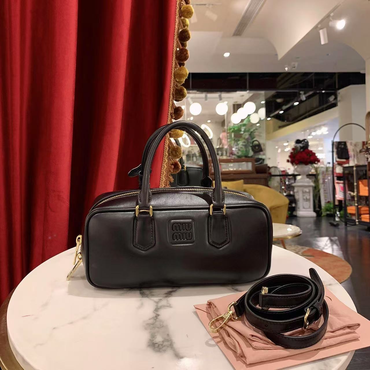 95新 MIU MIU/缪缪 保龄球中号黑金羊皮芯片款单肩包/73359368