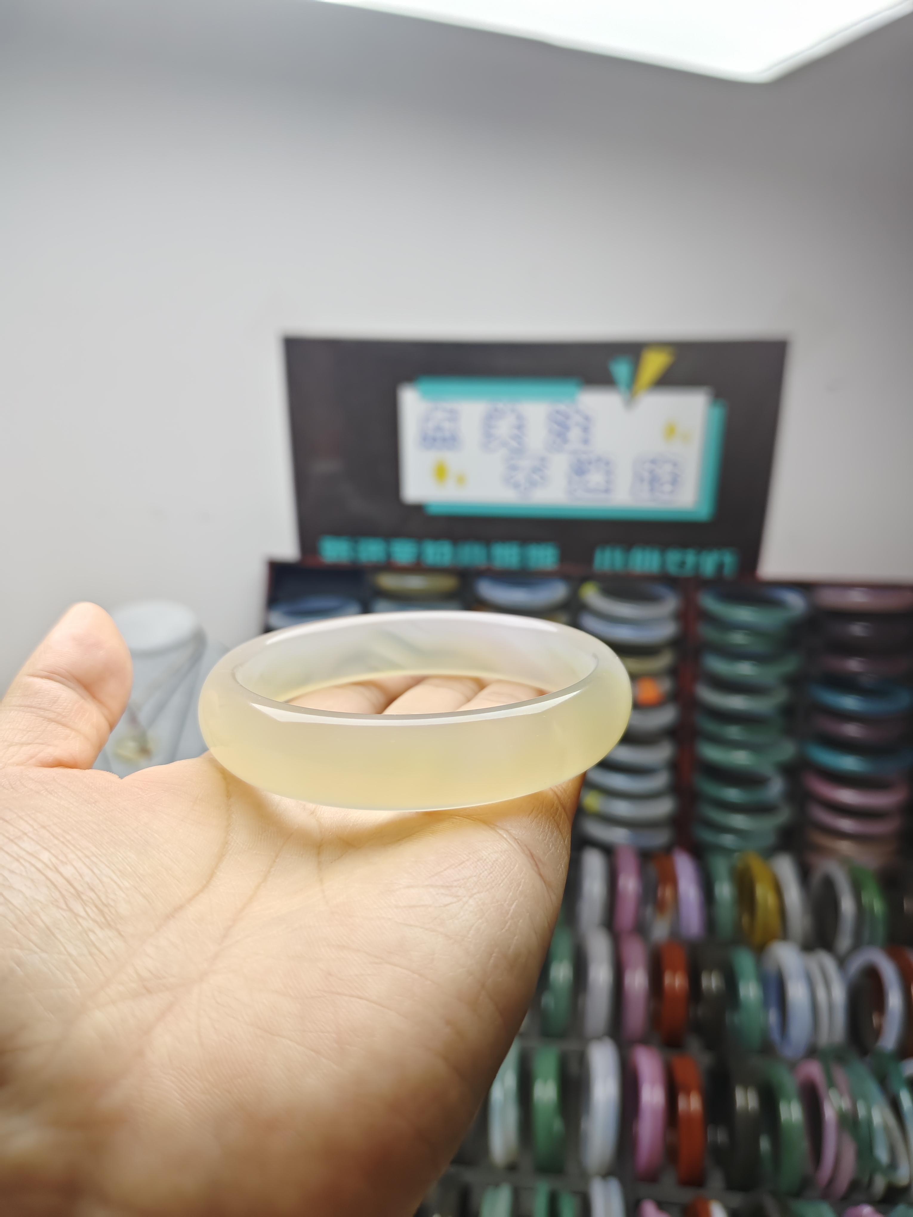 玛瑙玉髓手镯冰糖雪梨色特价不退