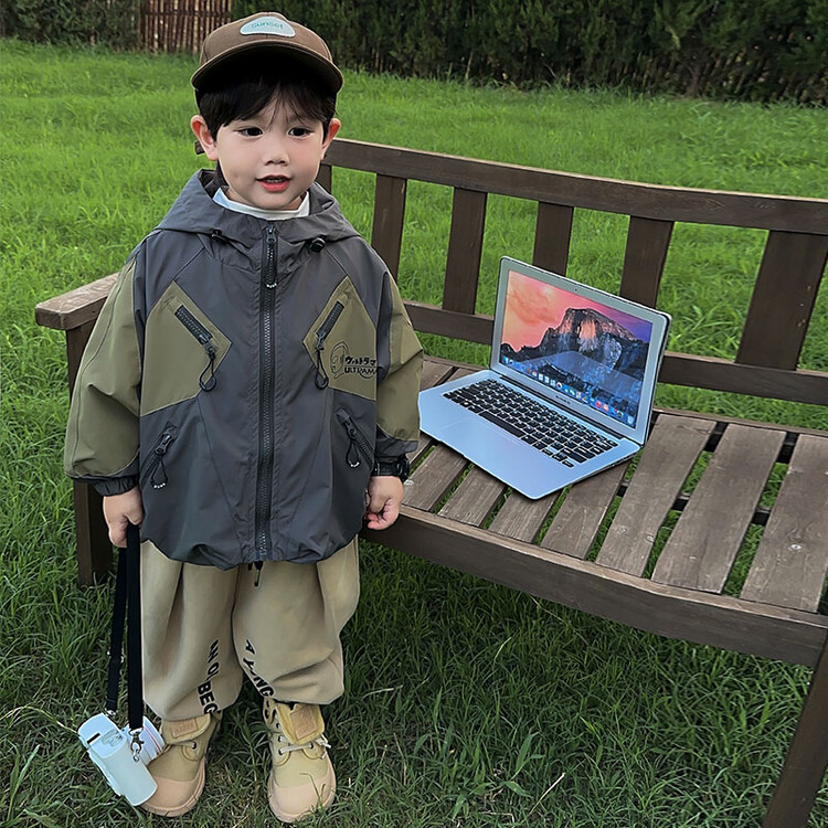 童装冲锋衣工装外套春秋季新款儿童冲锋衣男孩男童潮流连帽风衣
