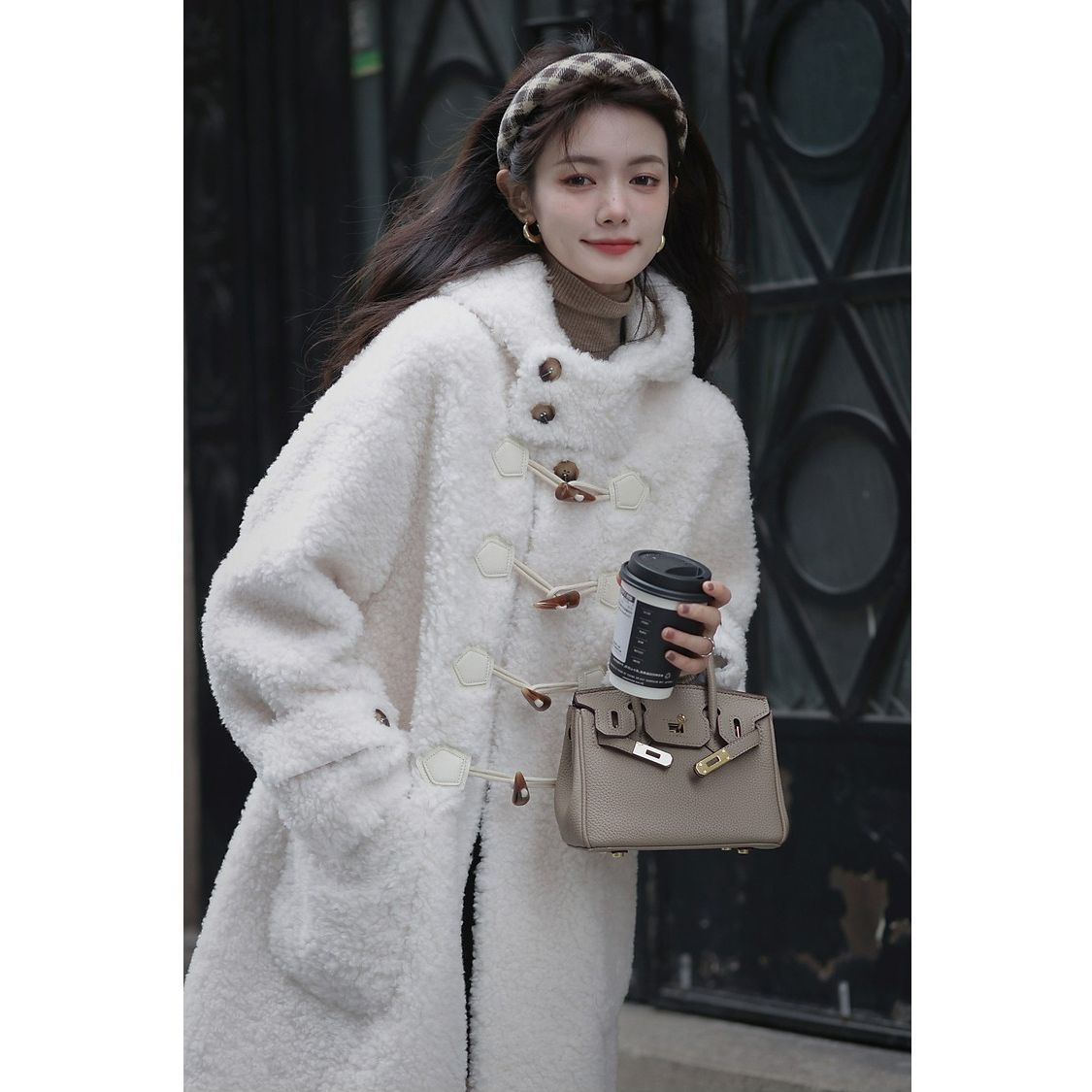 绒毛外套女冬新款2023连帽中长款牛角扣复古毛绒绒大衣女