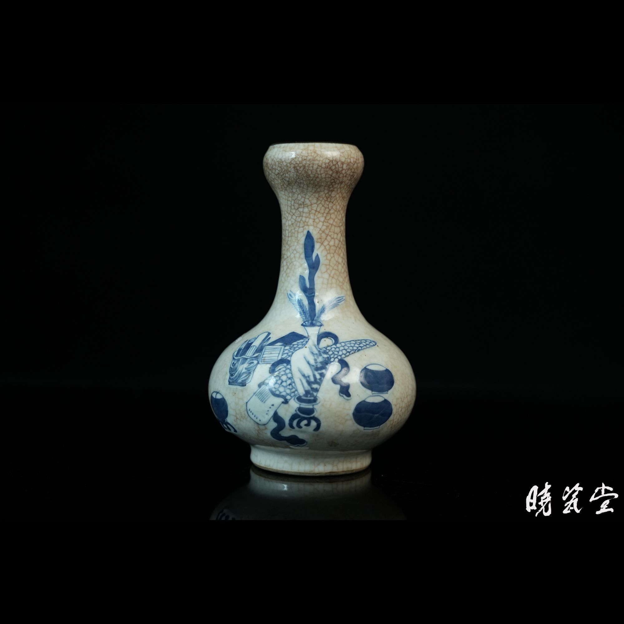 【晓瓷堂】清中期  仿哥釉博古纹蒜头瓶  QT250104