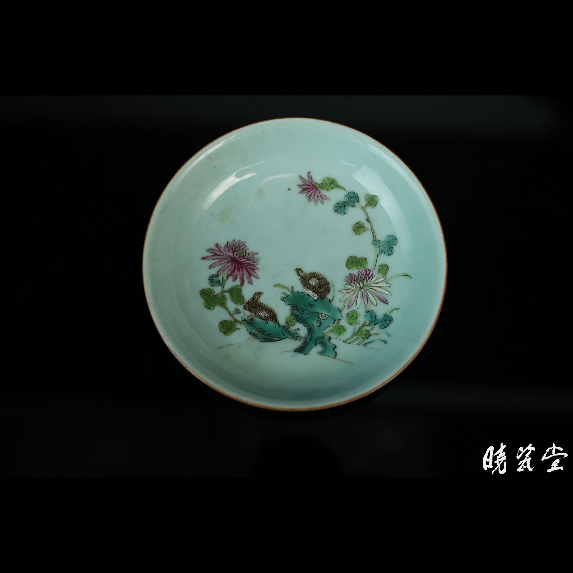 【晓瓷堂】清乾隆 豆青釉粉彩安居乐业纹盘 QT250097