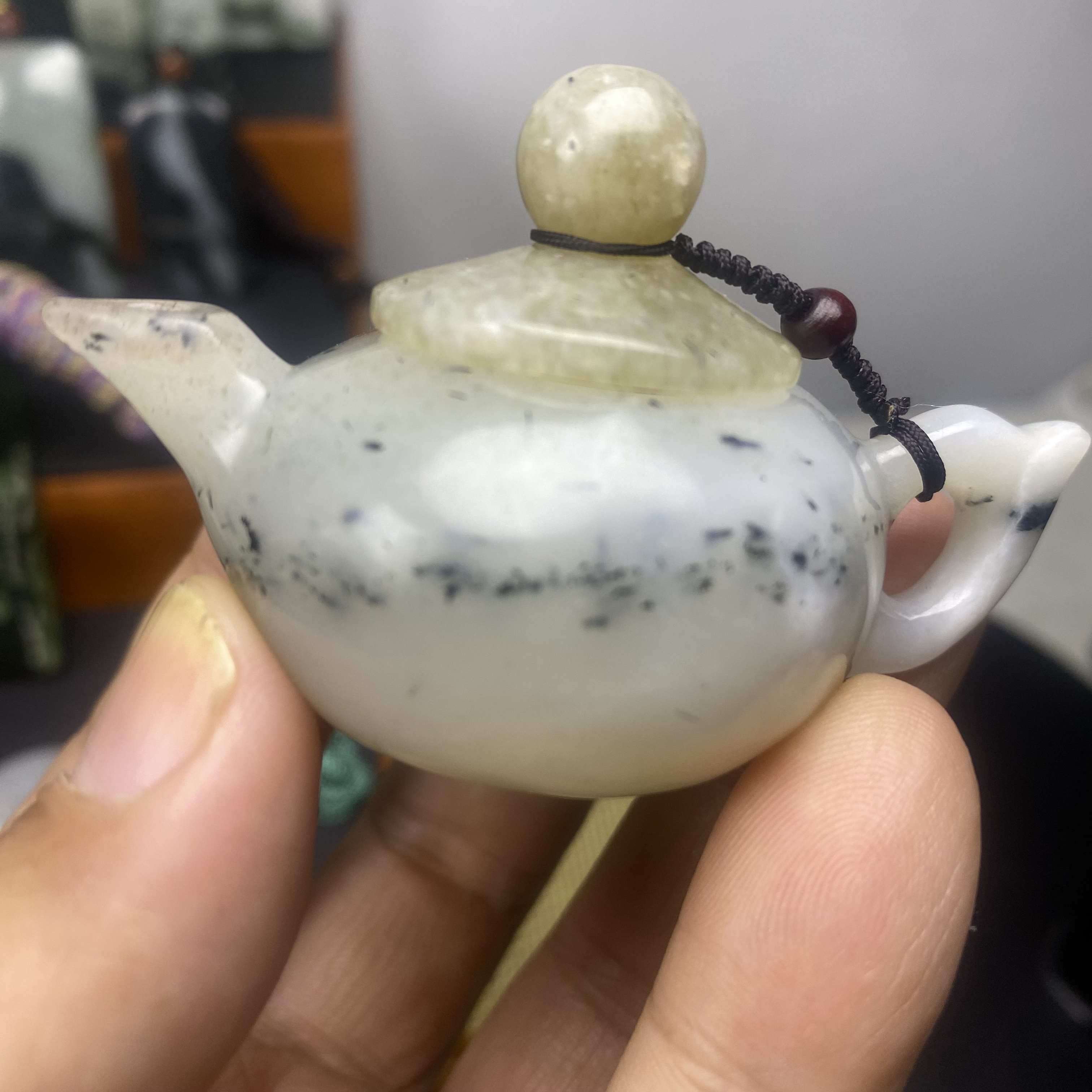 独山玉手把件冰白黑水草花把把胡壶