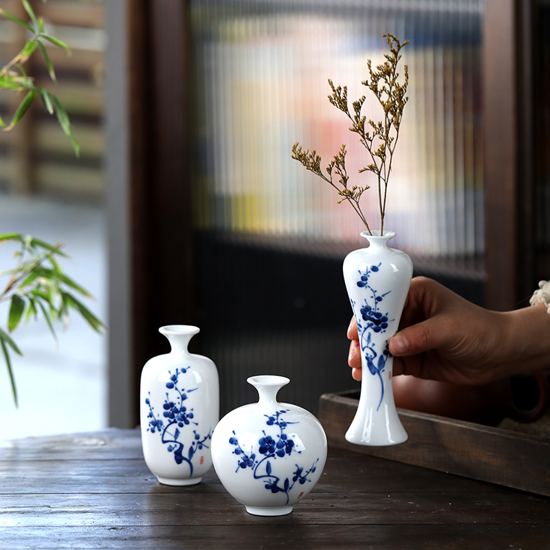 景德镇手绘青梅陶瓷小花瓶家居桌面摆件釉下彩新中式青花瓷插花瓶