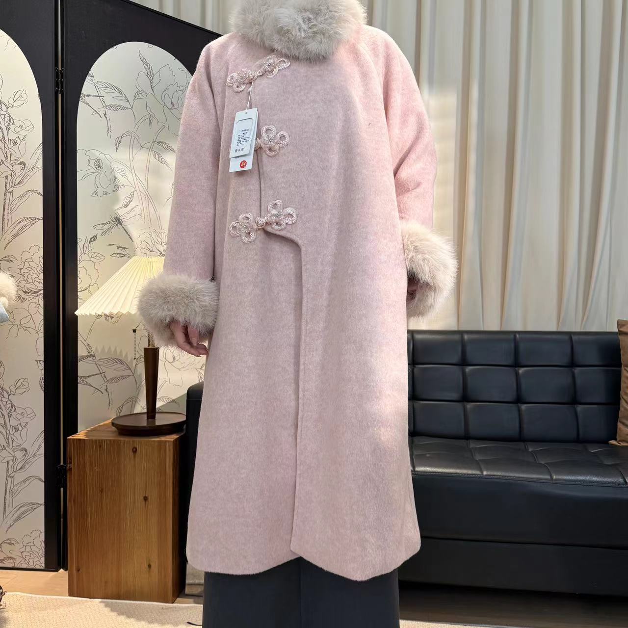 蕾英俊-叙镜-新中式粉色呢子90白鸭绒羽绒外套-JF4342