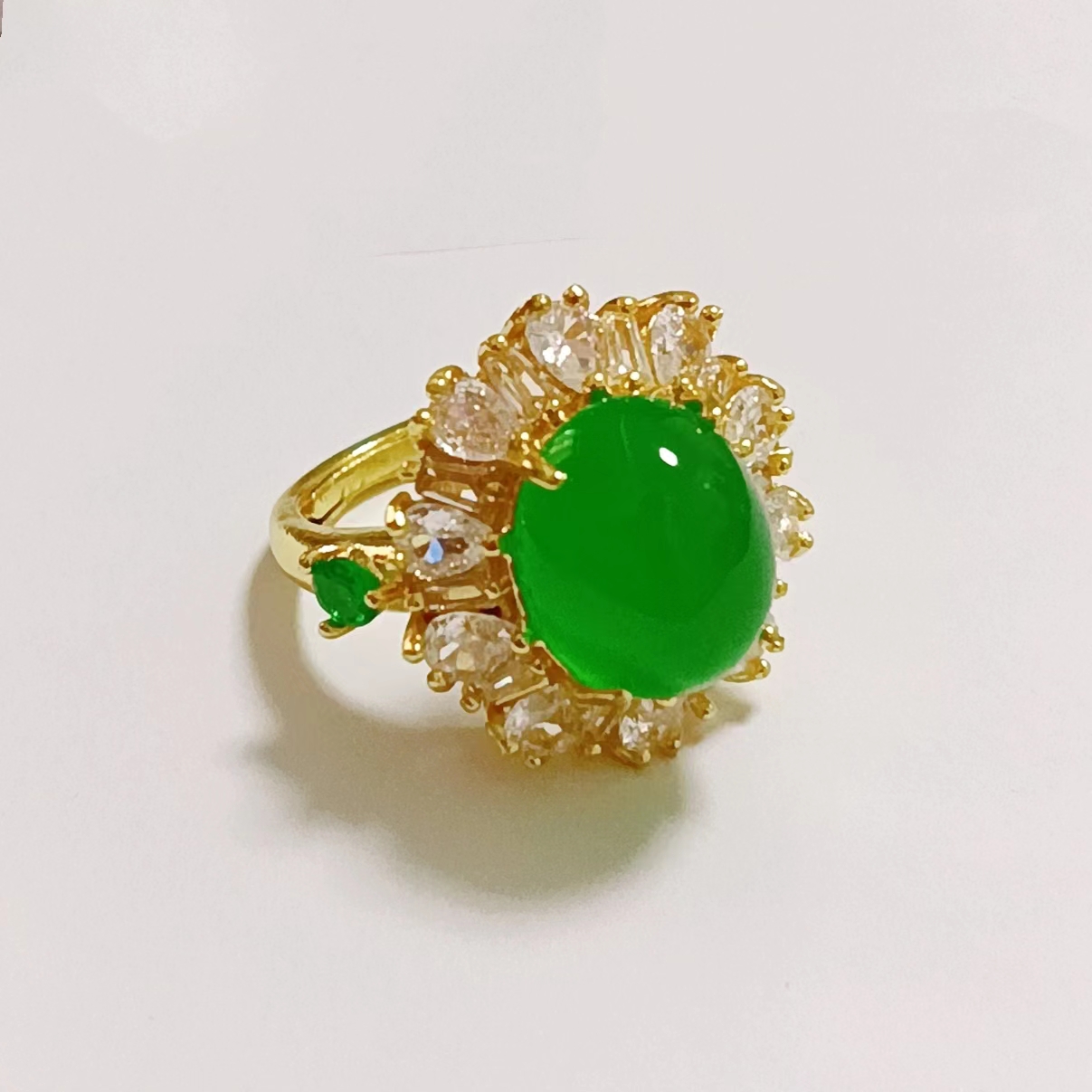 精致大气绿鸽子蛋女戒（带证书+附礼盒）