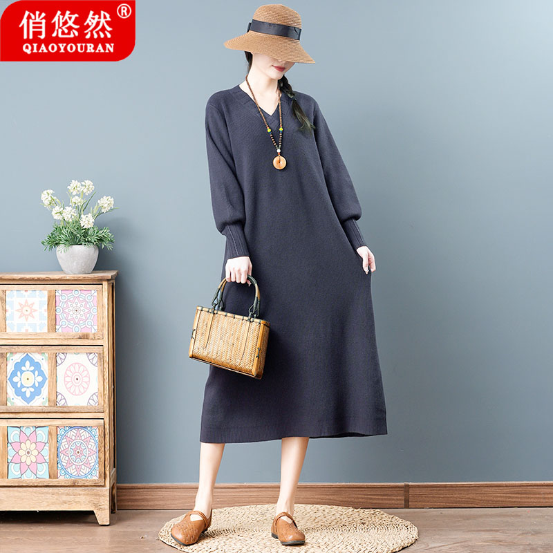 俏悠然2024冬季长袖V领针织连衣裙中长款宽松过膝打底毛衣裙大码
