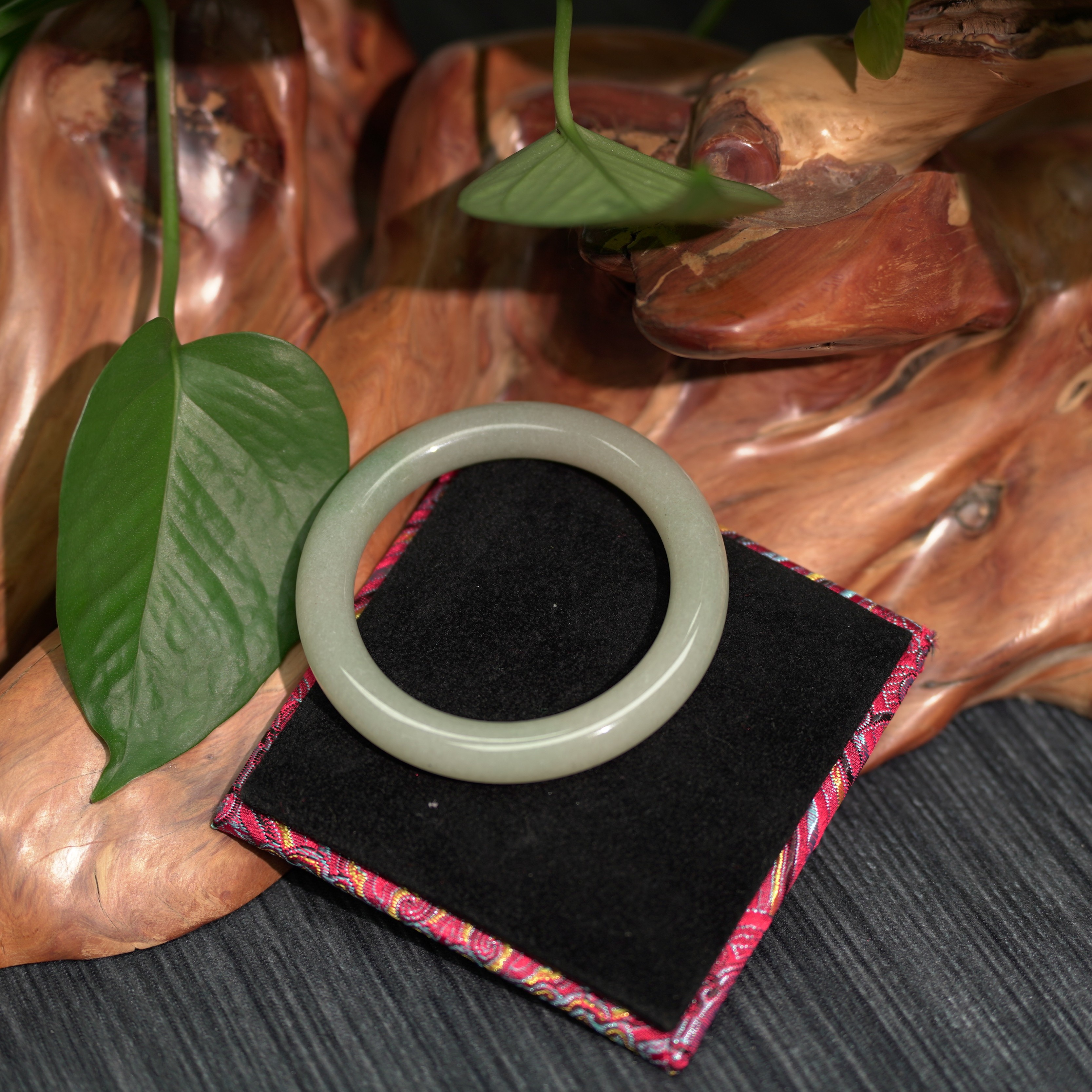 【天然玉石】佘太翠高端得体大方女款玉手镯