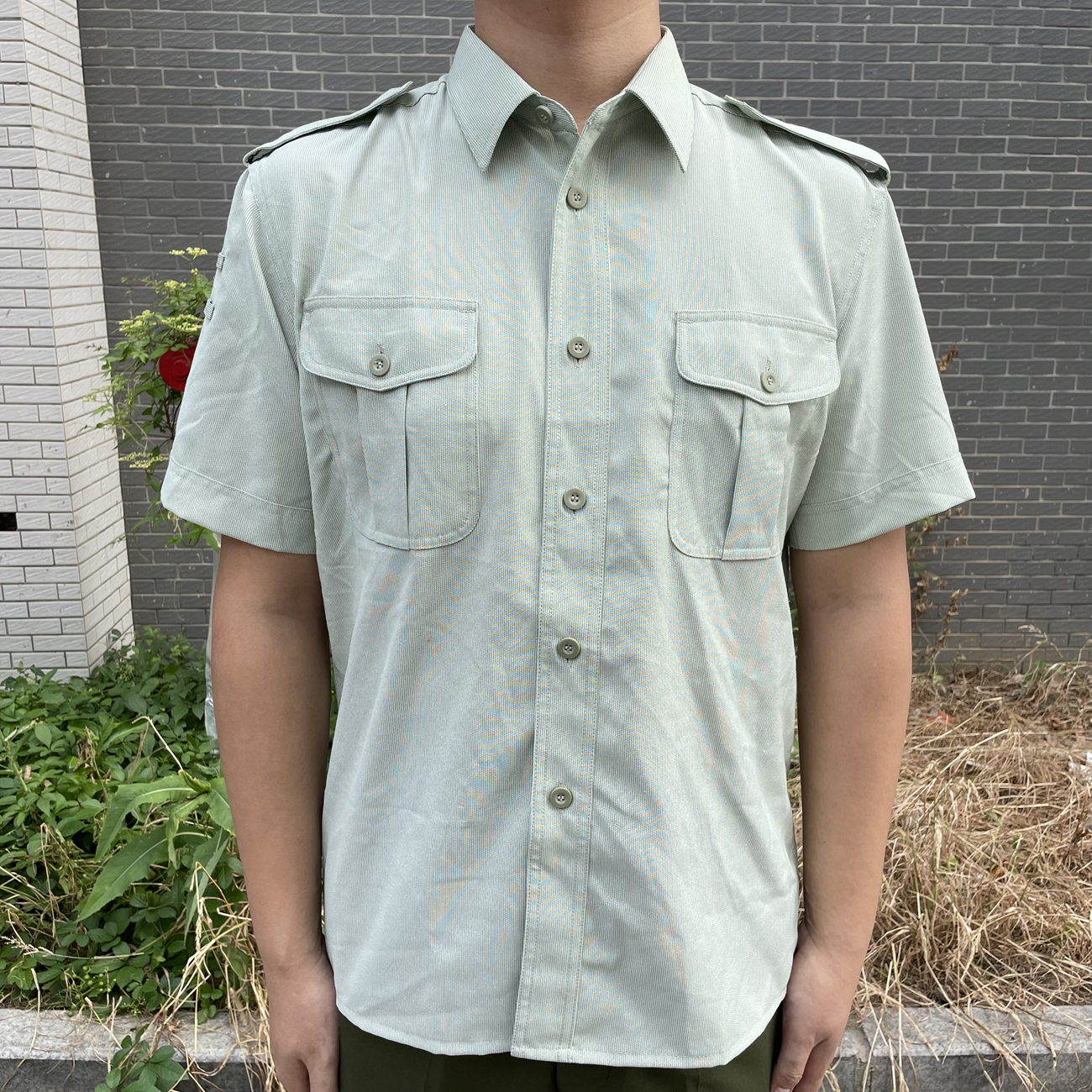 浅绿色短袖衬衣吸汗速干男士