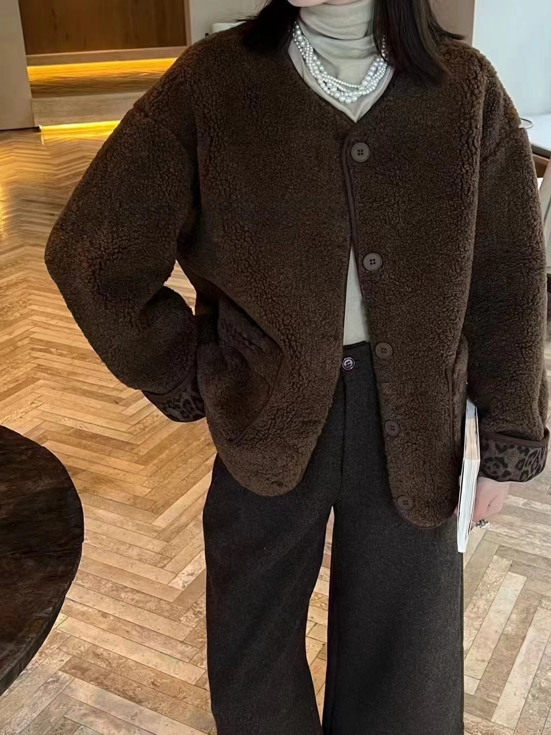 秋冬季新款轻奢高级皮毛一体排扣内里豹纹保暖减龄羔毛外套8520-C