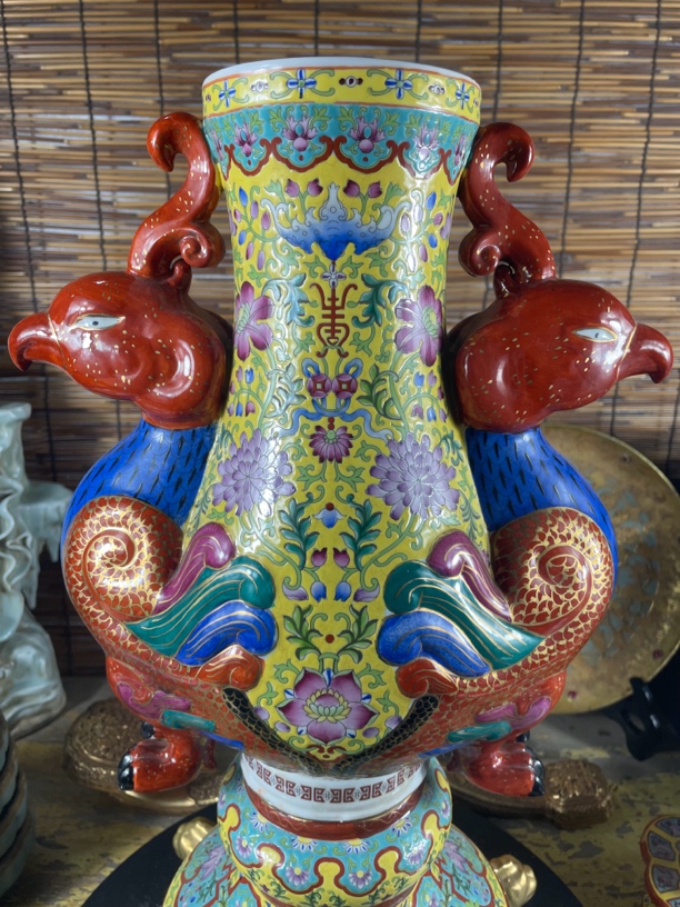 珐琅彩缠枝莲纹凤遵