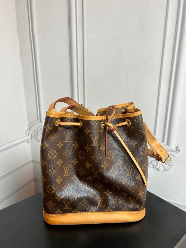 95新 LouisVuitton/路易威登 lv 抽绳水桶中号（底长25）