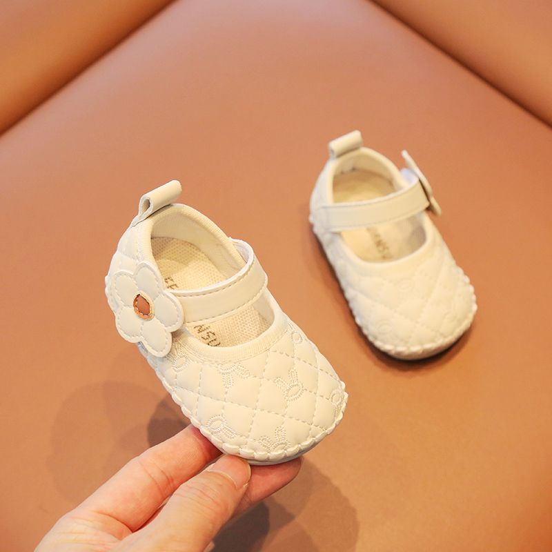 1一岁女宝宝软底学步鞋春秋季婴儿公主鞋新款6到12月婴幼儿小皮鞋