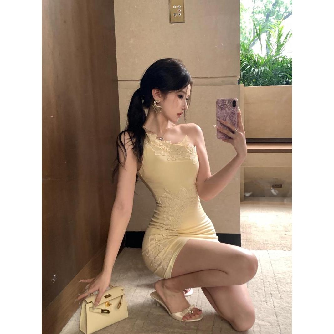 辣妹蕾丝拼接斜肩修身显瘦连衣裙2024秋季新款法式心机短款包臀裙