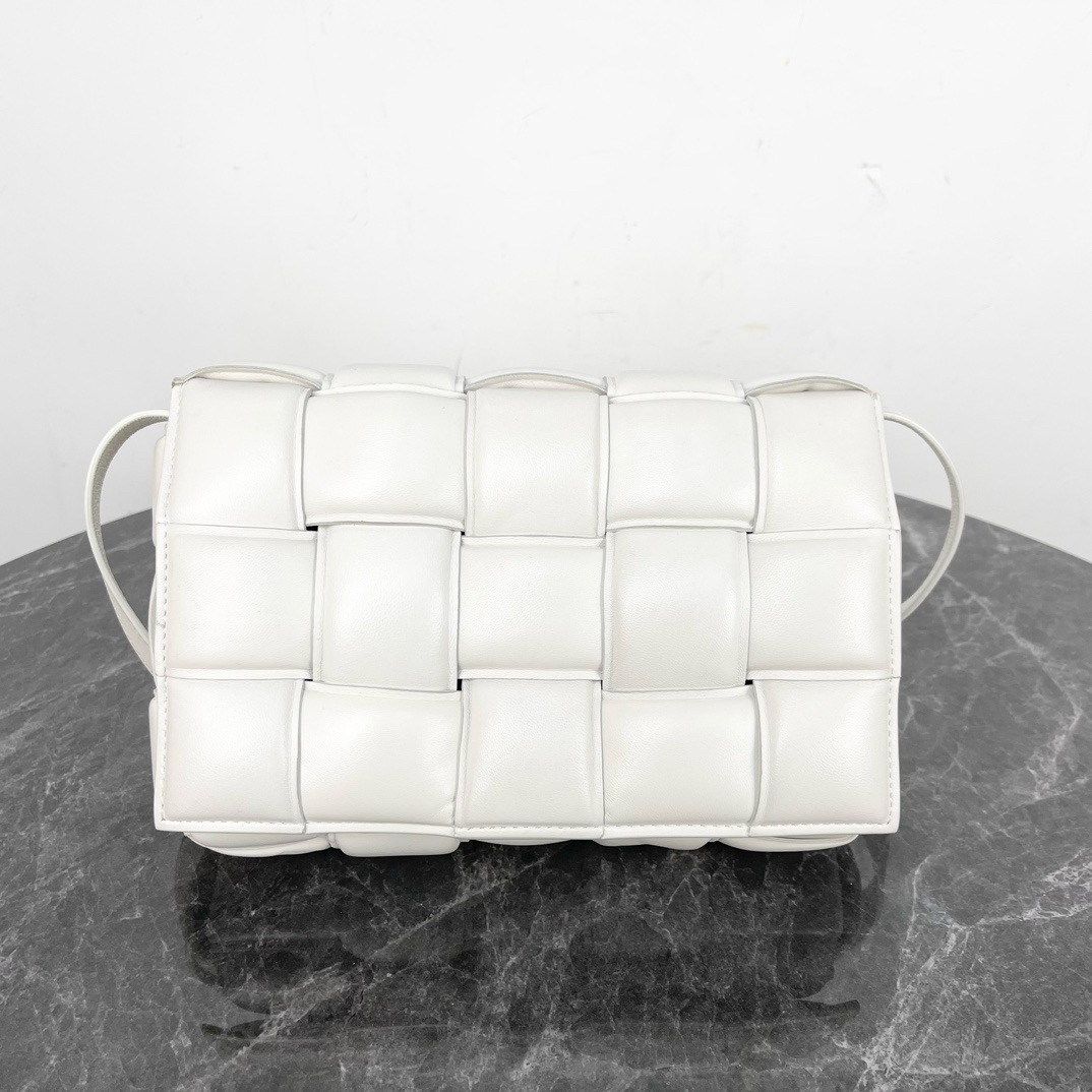 99新 BOTTEGA VENETA/葆蝶家 嘉壹/99新(4800)BV白色15格枕头包