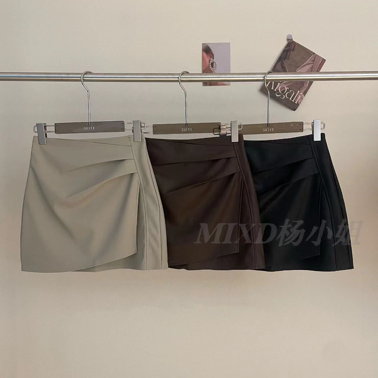 【MIXD杨小姐定制】2025秋款超柔软蛋白皮不规则褶皱皮裙