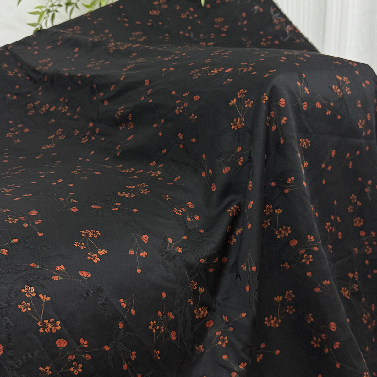 〖黑底小红花〗浮雕缎香云纱110门幅26姆米左右 桑蚕丝面料布料