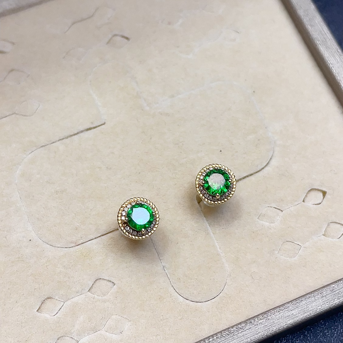 天然沙弗莱石榴石5MM翠绿耳钉18K金真钻镶嵌贵重彩宝火彩好时尚