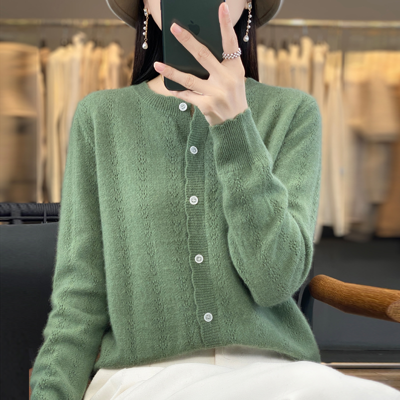 太美了吧！秋冬新款镂空波浪圆领开衫羊绒衫女百搭透气