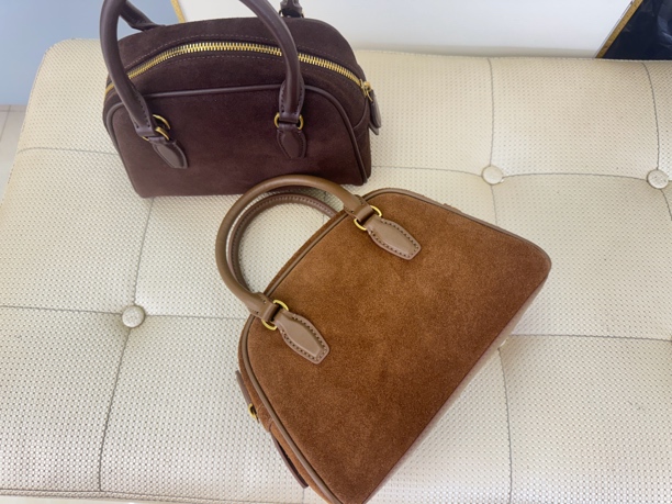 麂皮复古百搭小方包