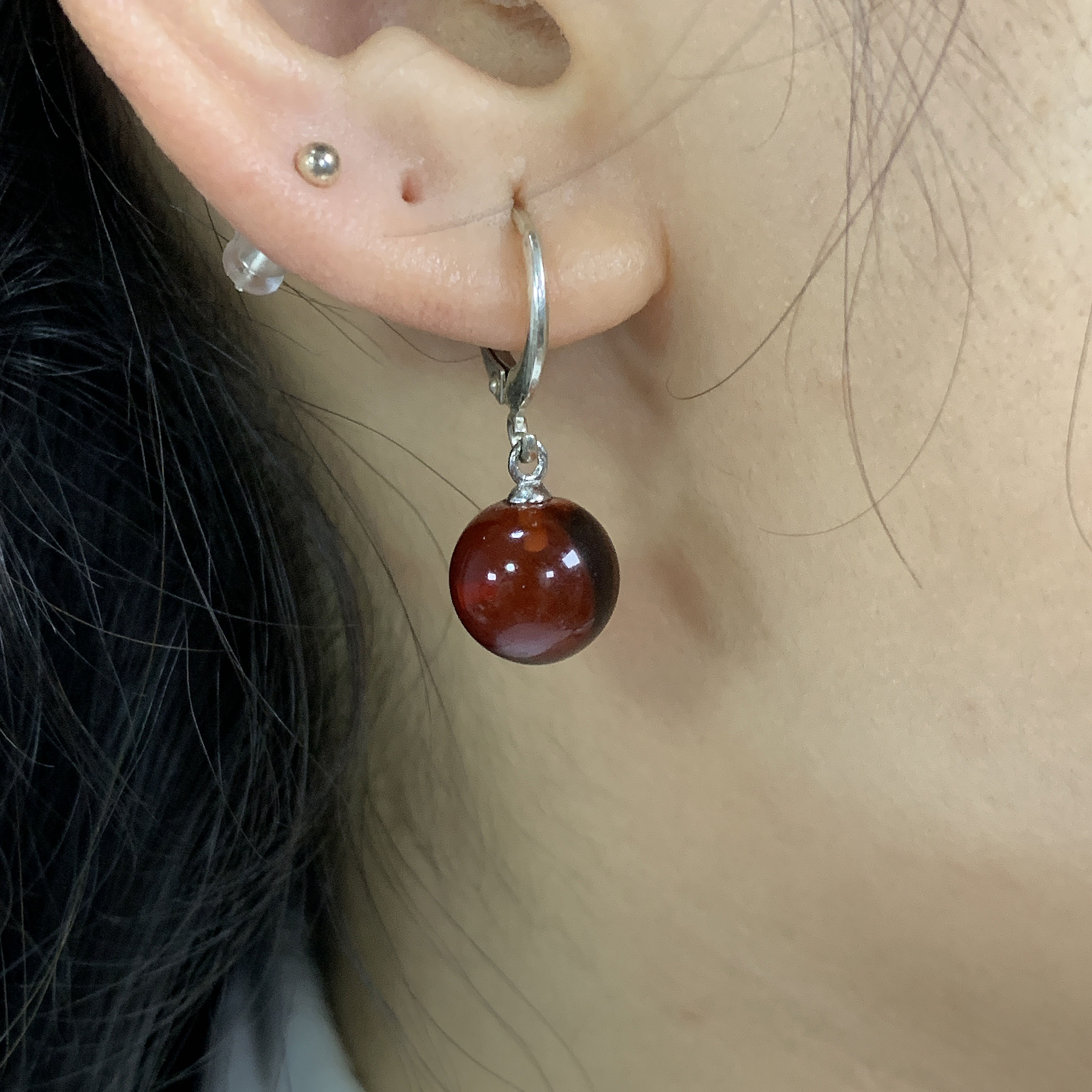 天然血珀简约卡10mm耳环S925银镶嵌时尚气质百搭复古精致耳饰耳钩