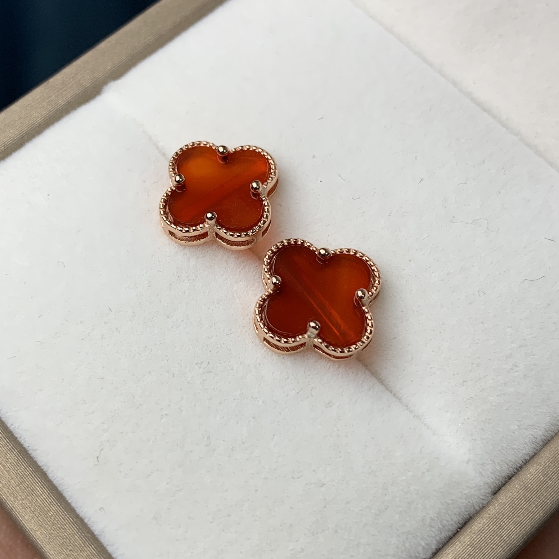 天然红玛瑙四叶草卡10mm时尚洋气大方休闲百搭耳钉耳钉