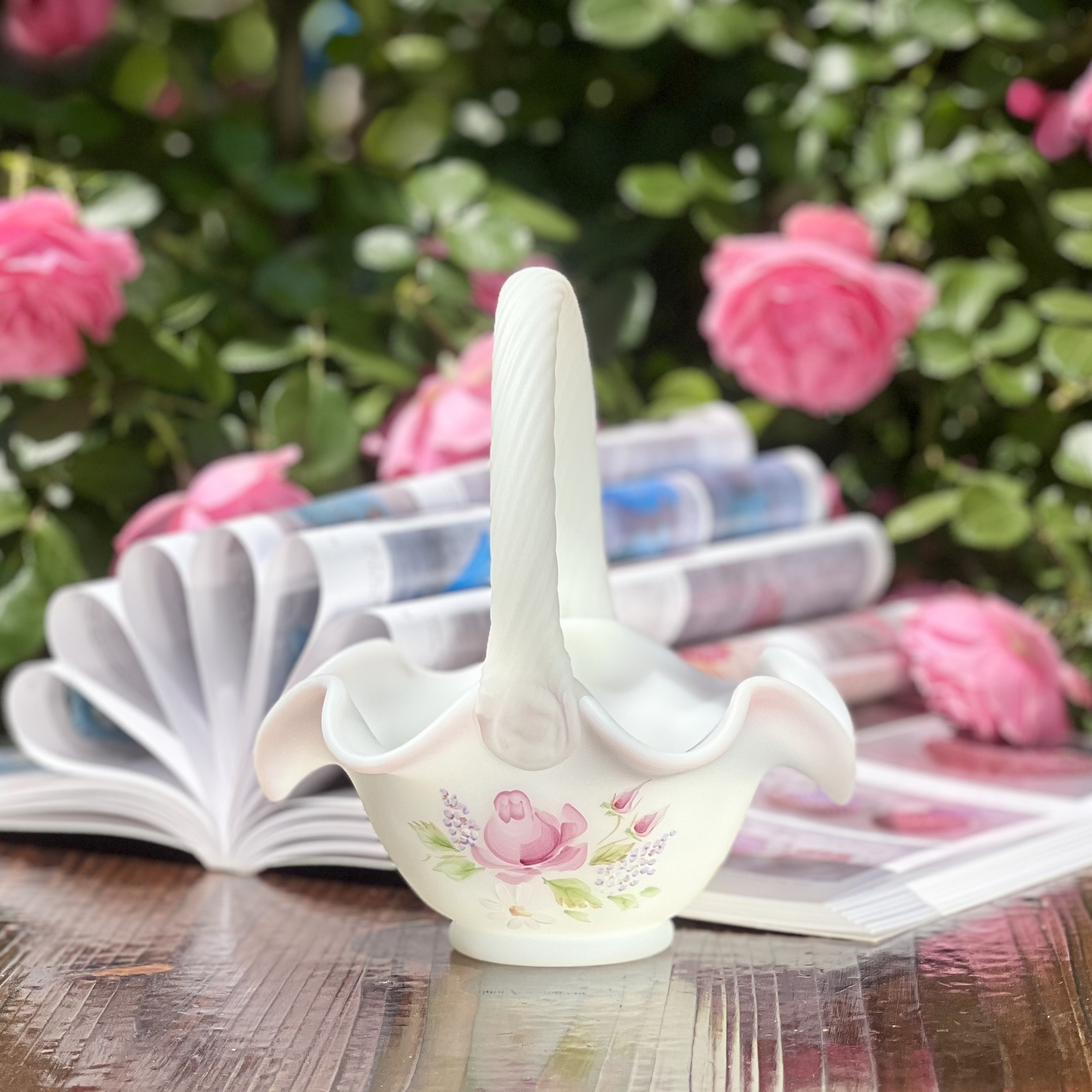 芬顿Fenton白色磨砂手绘提篮花瓶  FD6223