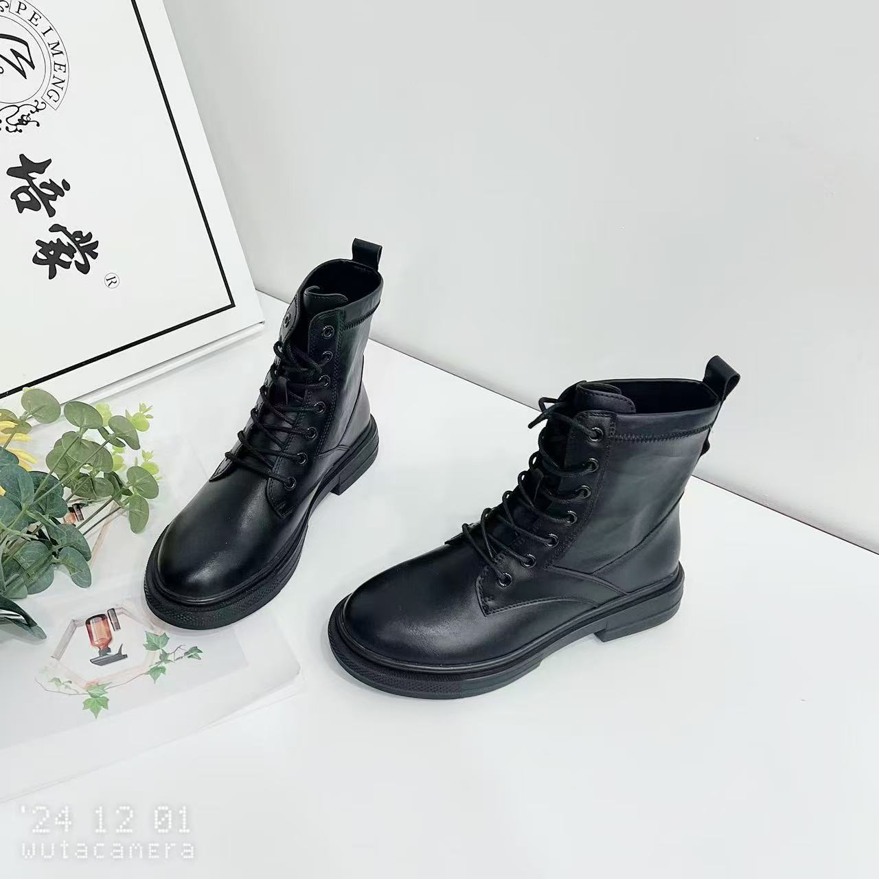 50013B    新款时尚短靴女秋冬平底百搭马丁靴加绒
