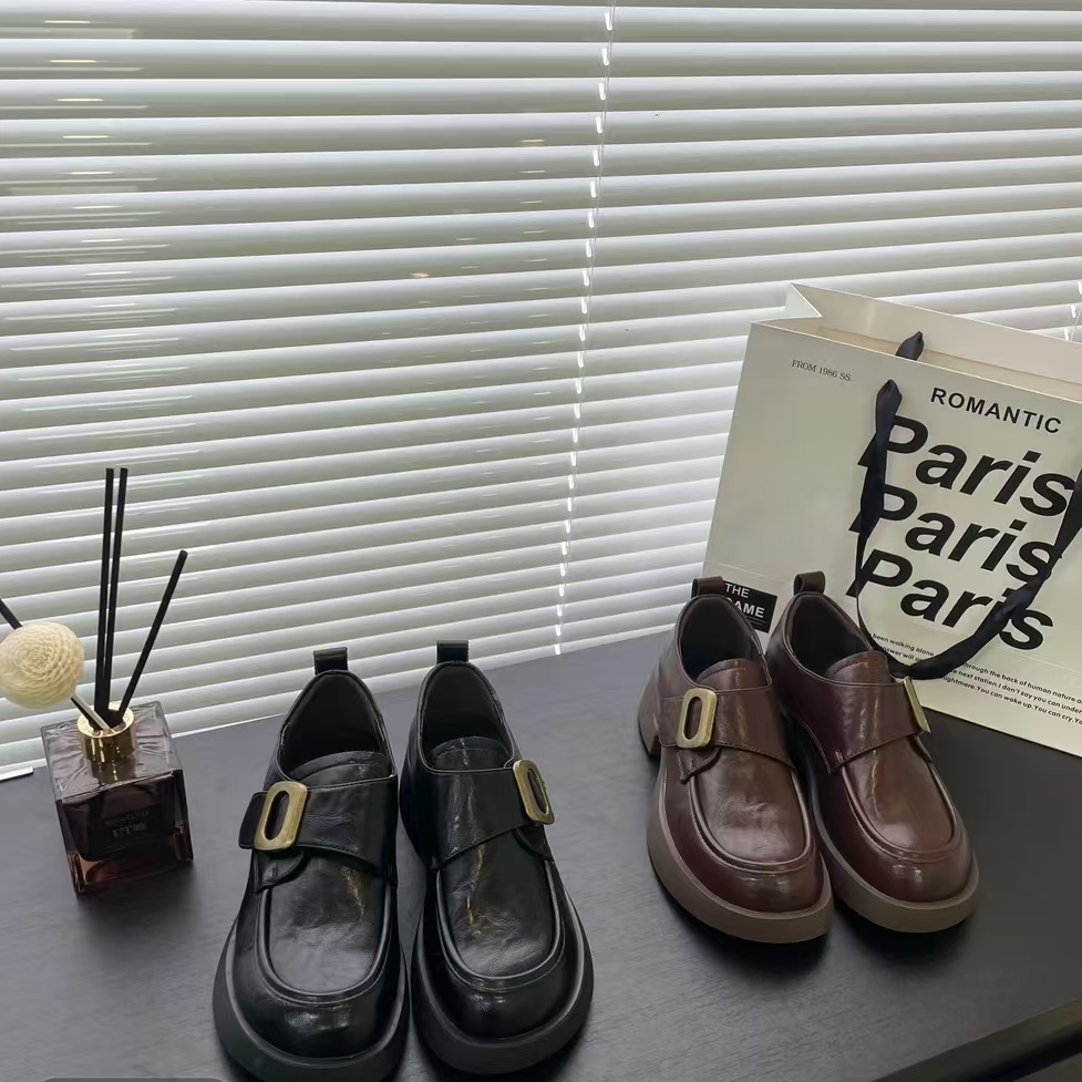 8026   （小钟哥）冬季新款时尚复古英伦风软底学院厚底乐福鞋