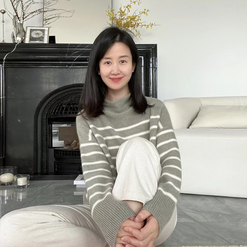 ulight 【温柔杏仁灰】条纹半高领上衣