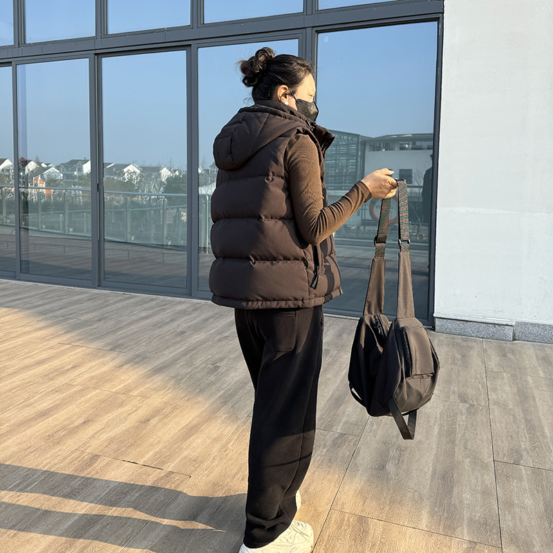 白鸭绒马甲女2024冬坎肩加厚短款宽松可拆卸帽马夹背心外穿