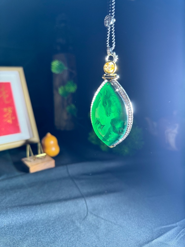 玻璃种墨翠精雕大师工马到成功牌