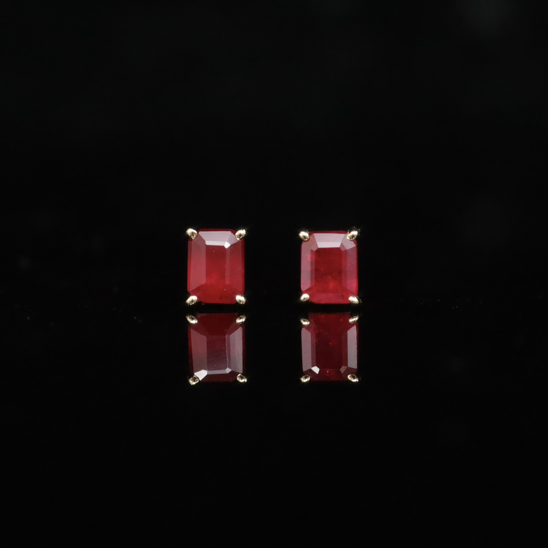 哈喽麦兜 18K金红宝石耳钉50分简约耐看百搭又精致