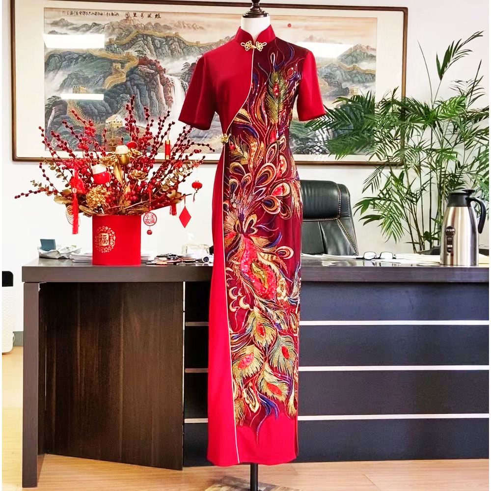 娴馨（飞凤玉凰）新中式垂感弹力亮片刺绣枣红色喜妈妈长款宴会旗袍