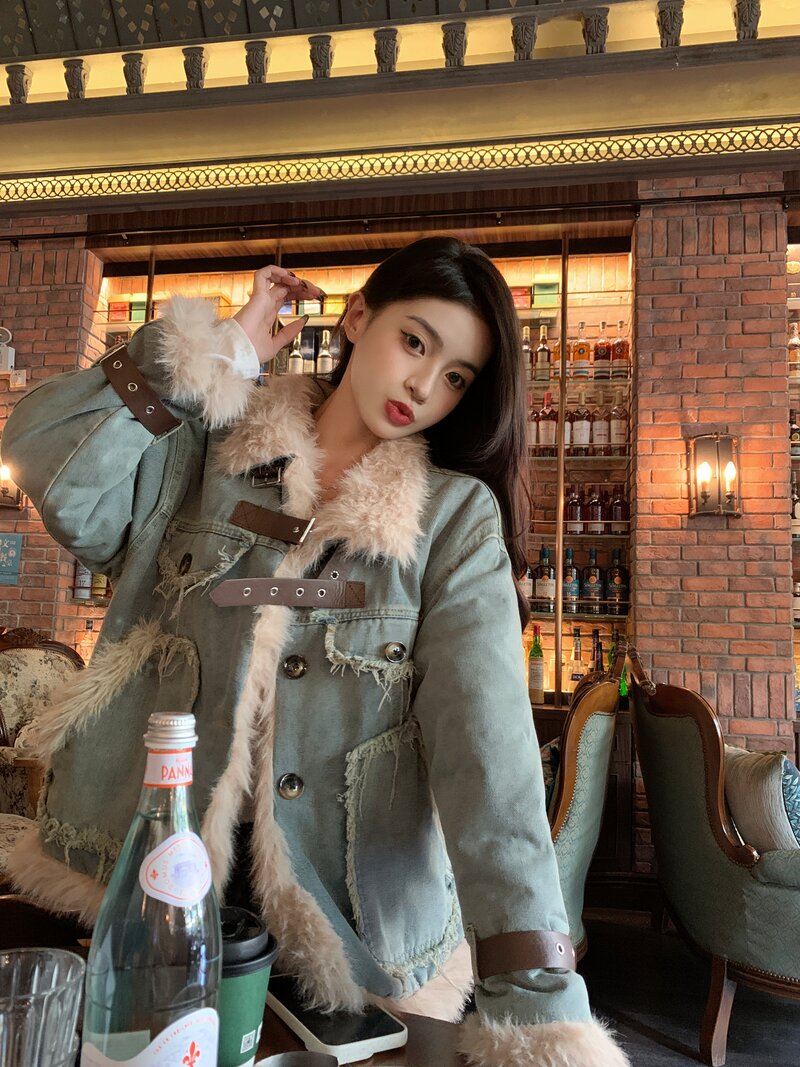 牛仔毛毛外套女秋冬季2024新款宽松加厚高级级毛绒拼接复古夹棉服