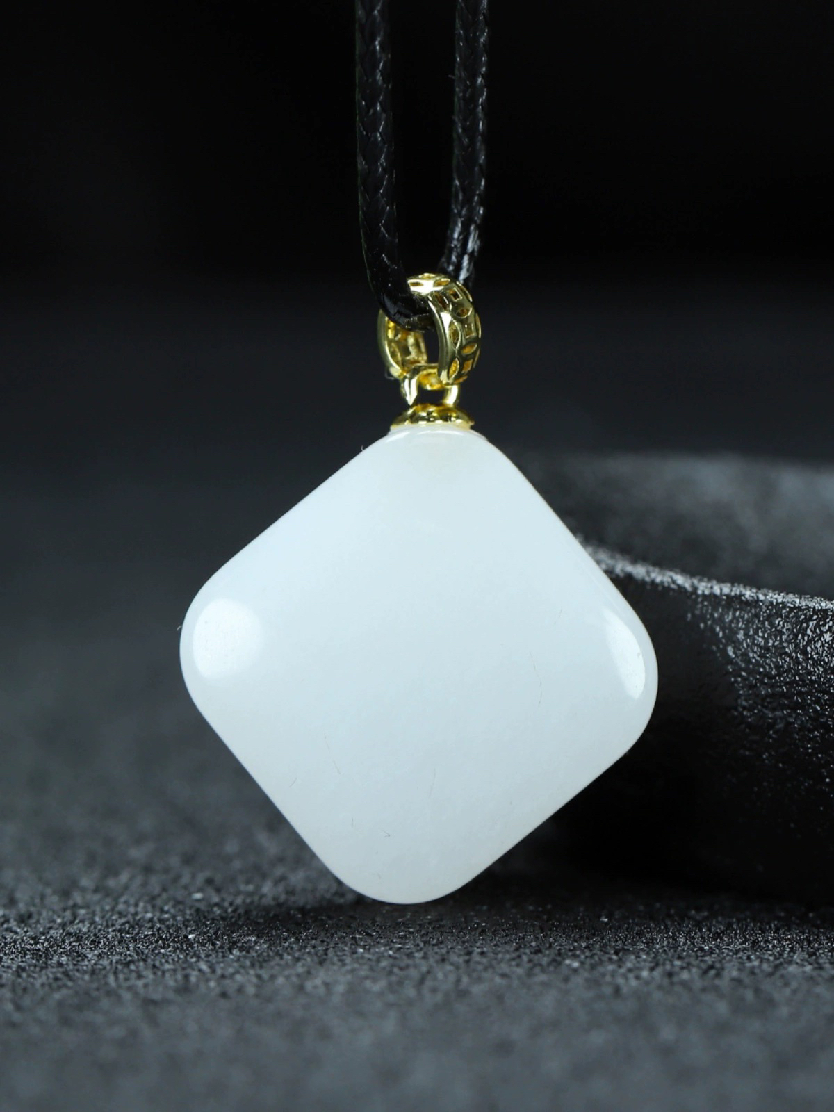 新疆正品小方糖金丝玉吊坠