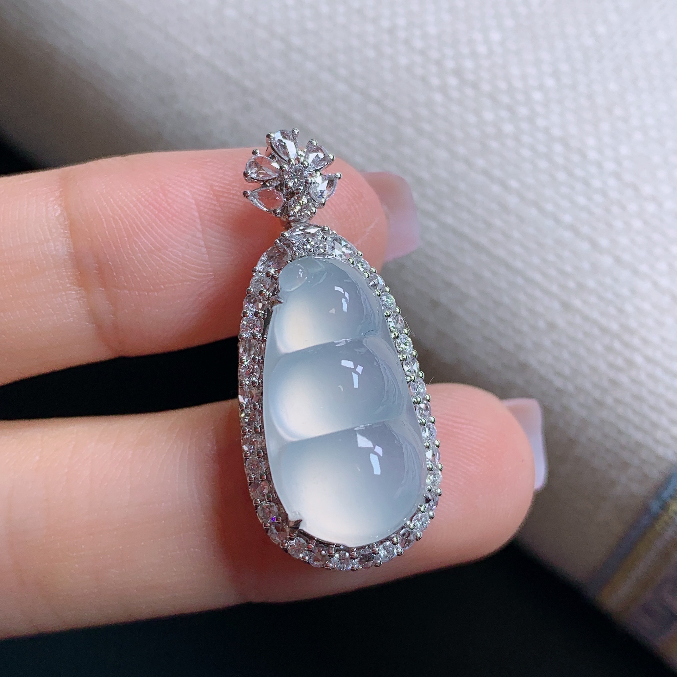 缅甸天然A货翡翠镶嵌18k金豪镶冰种白月光福豆吊坠31*13.6*9.8