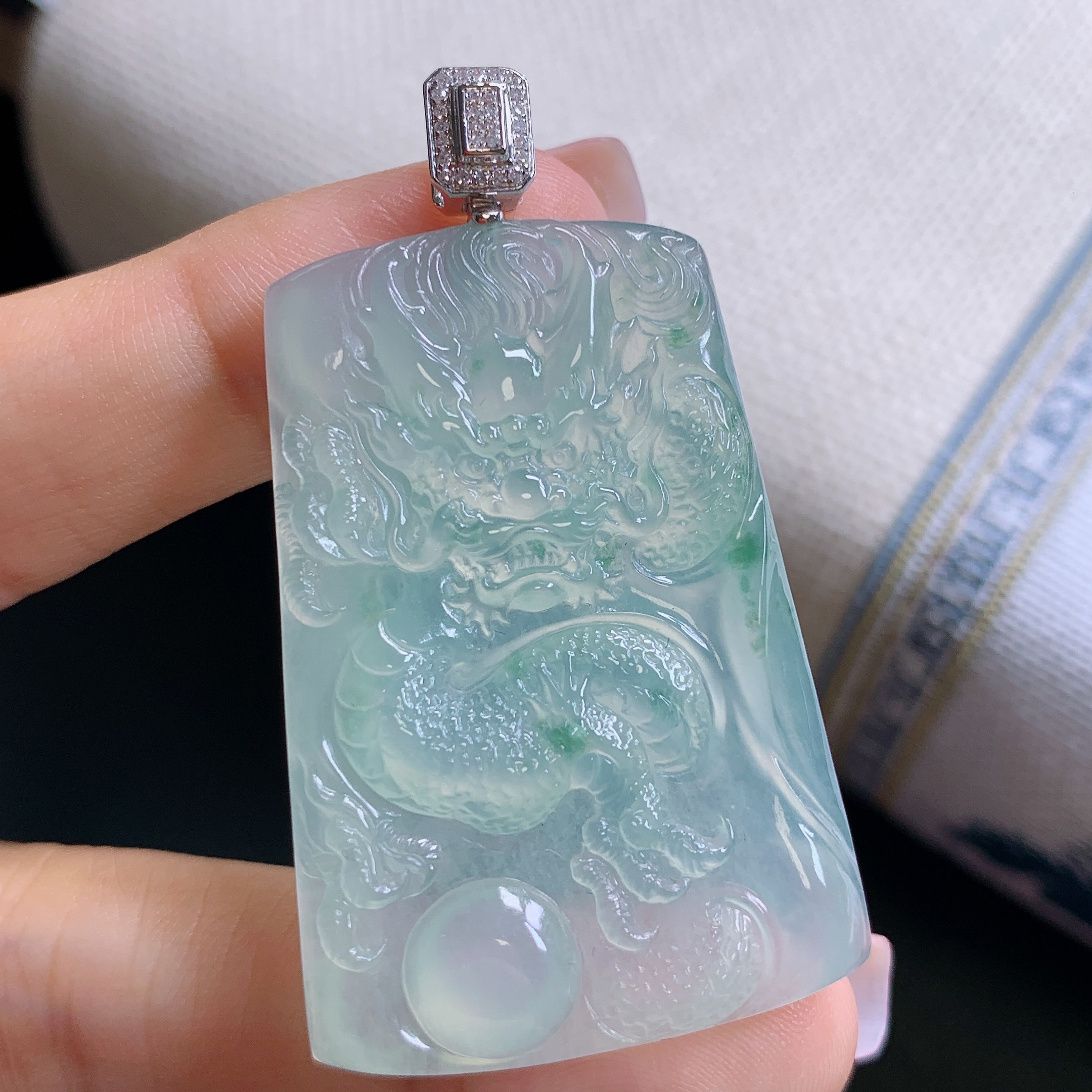 缅甸天然A货翡翠镶嵌18k金冰种飘花霸气龙牌男士吊坠52*30*5.3