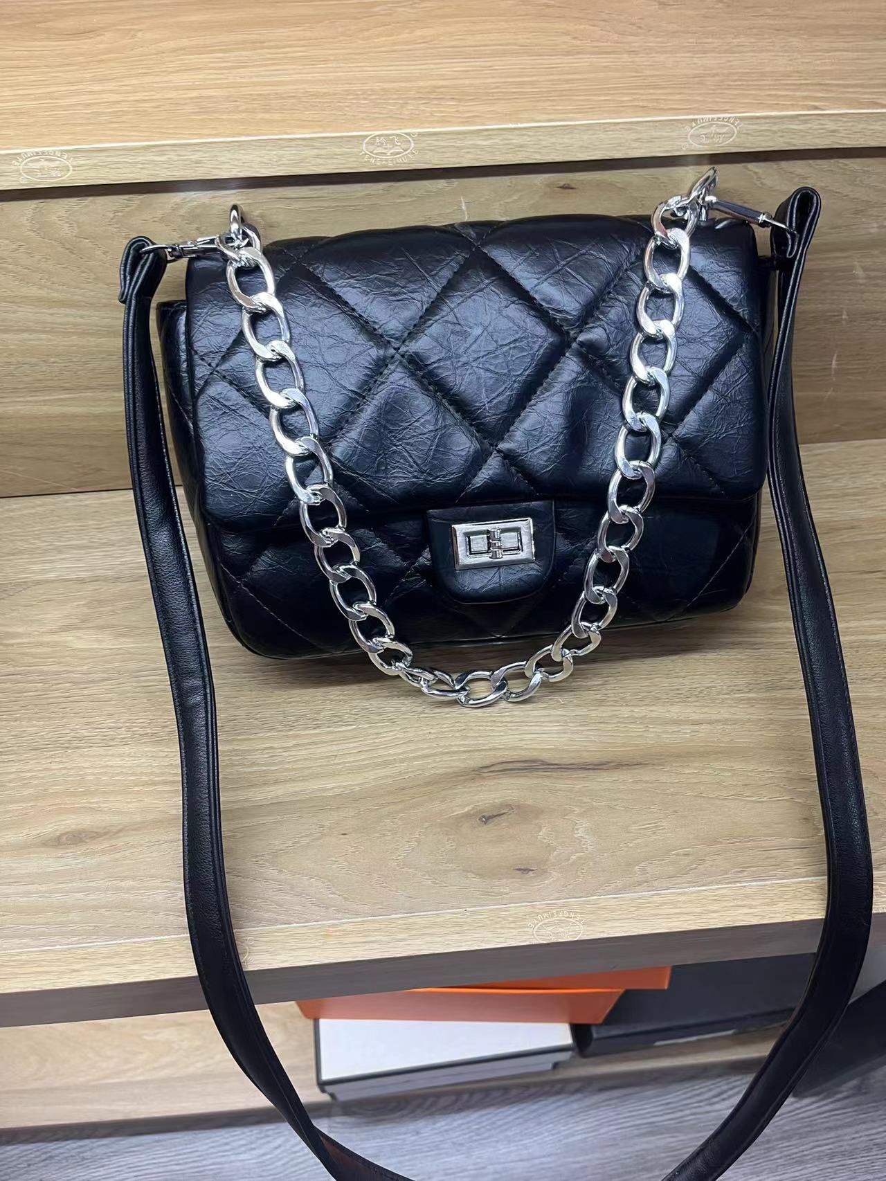 8890黑色（长23厘米高14厘米）时尚百搭包包（无礼盒）