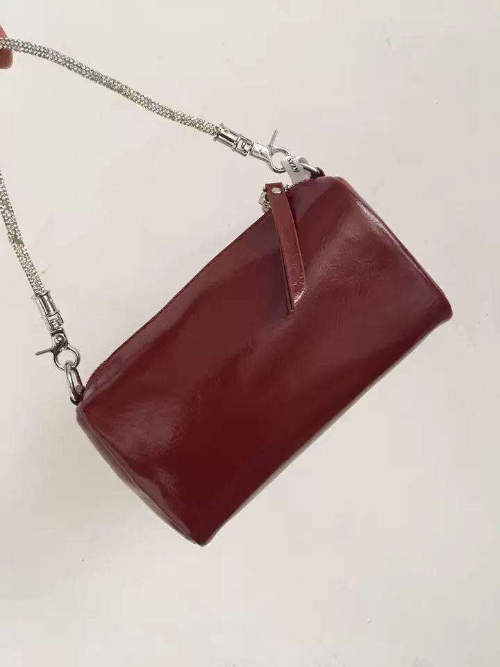 8890酒红色（长23厘米高14厘米）时尚百搭包包（无礼盒）